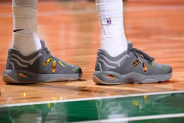 开云体育官网-布朗穿着个人品牌球鞋，砍下30分10篮板5助攻3抢断